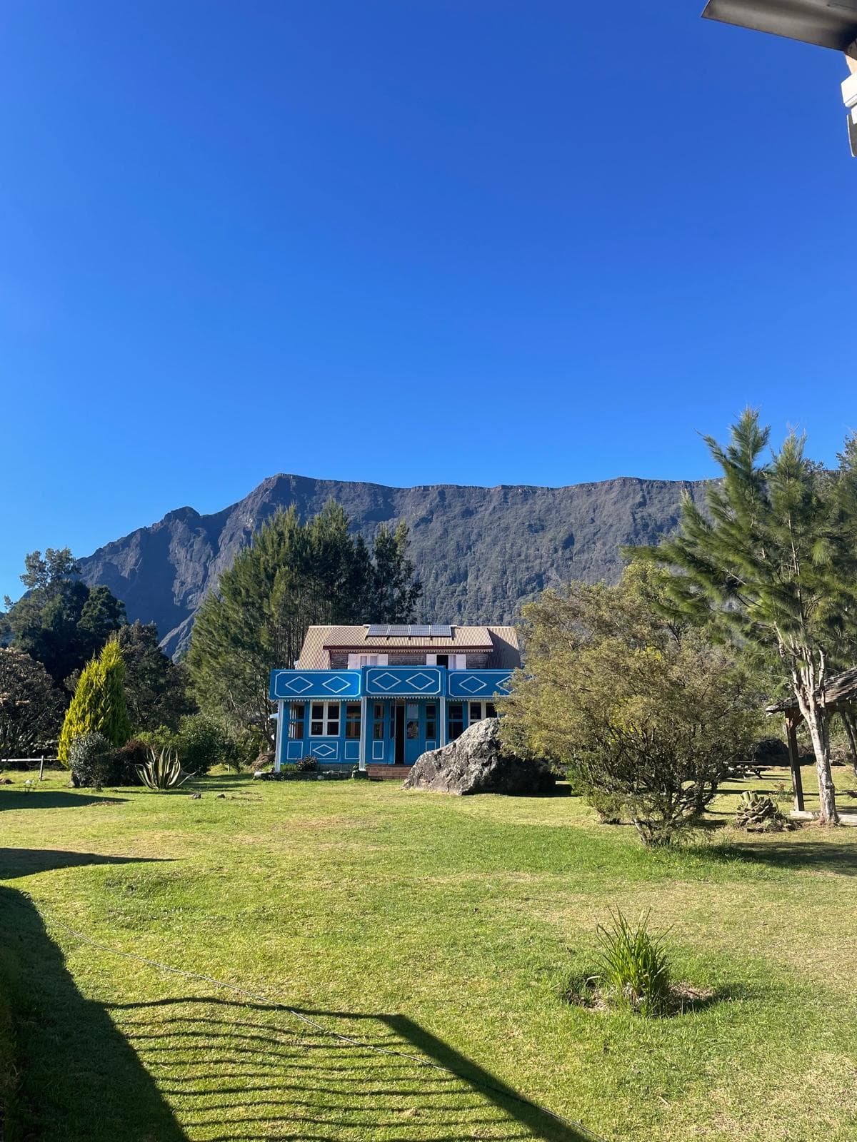 Case créole bleue au pied des montagnes